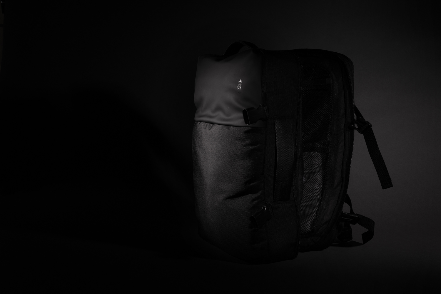 Рюкзак для путешествий Swiss Peak из rPET AWARE™ с регулируемым объемом, 15.6"-4