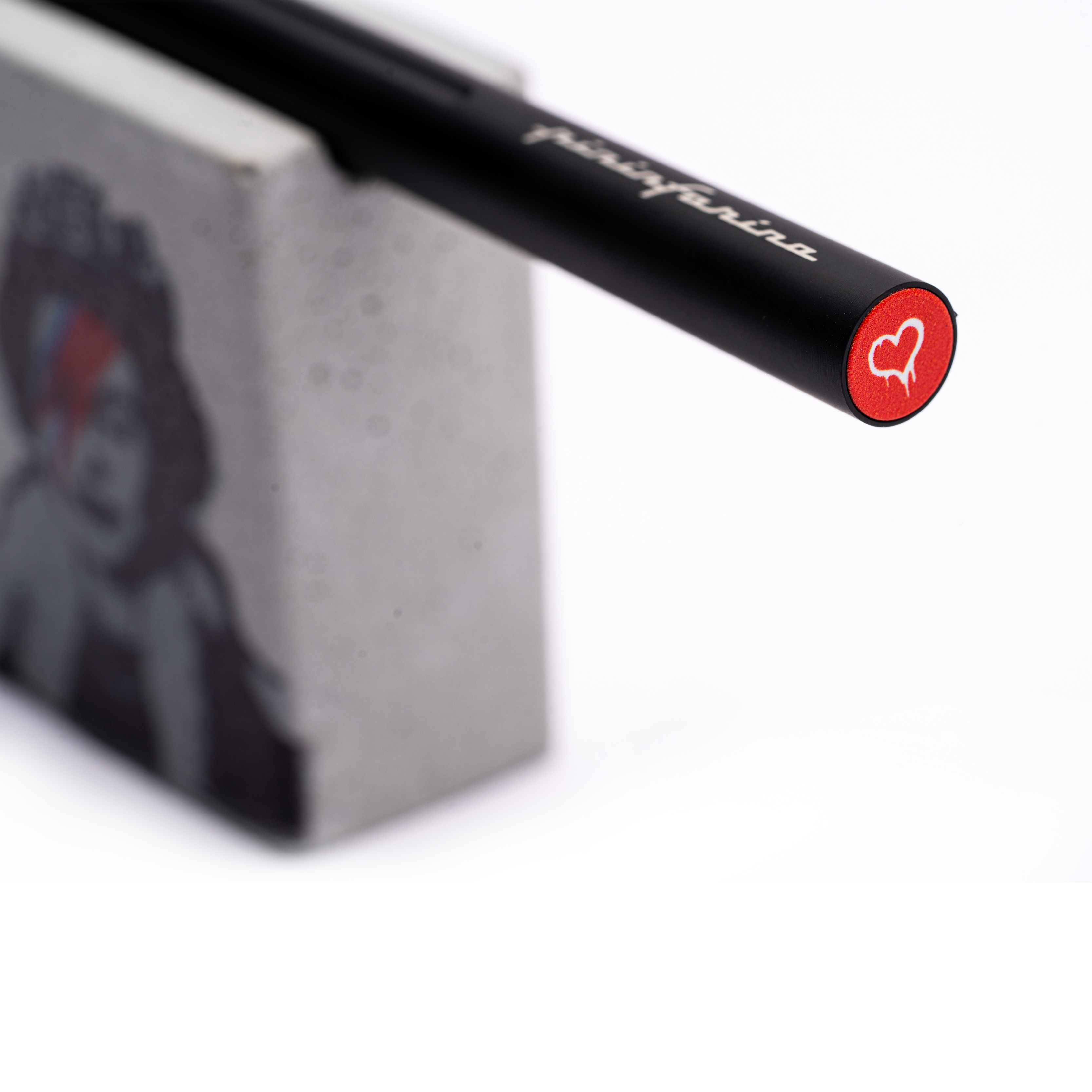 Набор Pininfarina Banksy Lizzy Stardust: карандаш SMART с бетонной подставкой-2